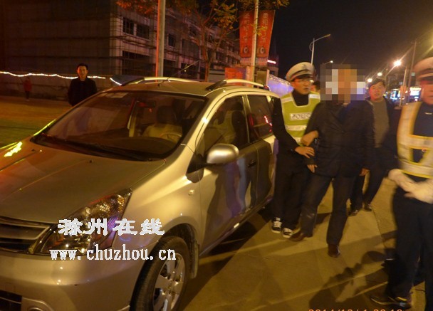 滁州在线-社会民生-男子酒后驾车还敢去接孩子