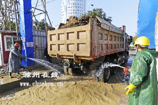 滁州在线-社会民生-滁州：清洗车辆减少扬尘