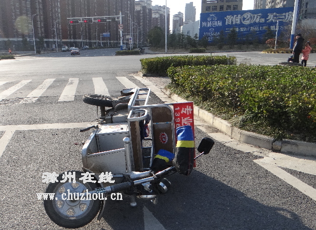 滁州在线-社会民生-滁州：凑够一撮人闯红灯