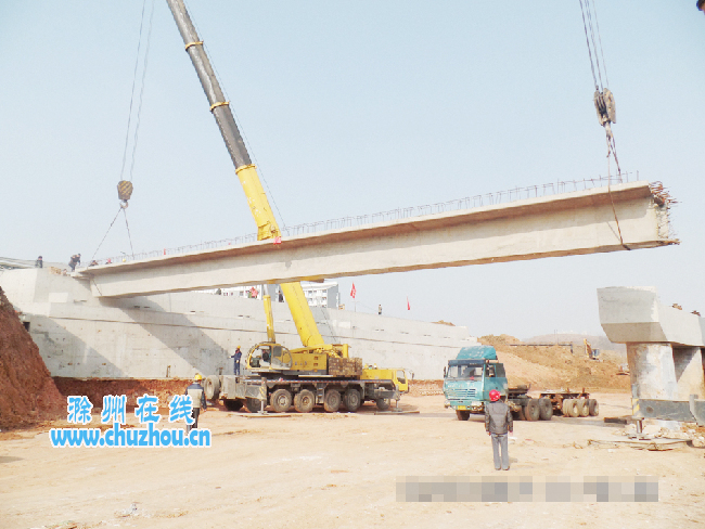 滁州在线-社会民生-西涧路滁州学院东西连接桥“上梁”