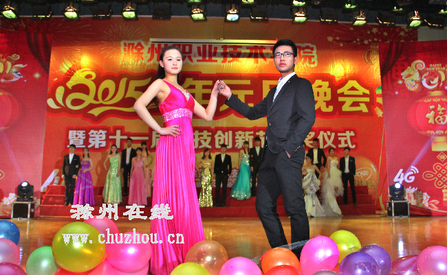 滁州在线-社会民生-歌舞精彩上演 师生共迎新年