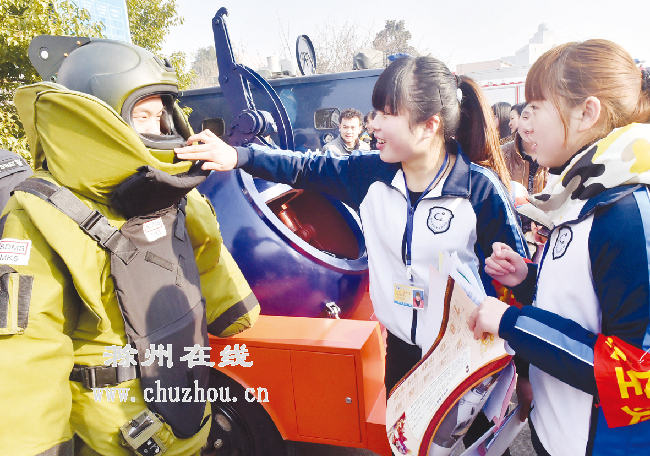 滁州在线-社会民生-110宣传日，与警械零距离