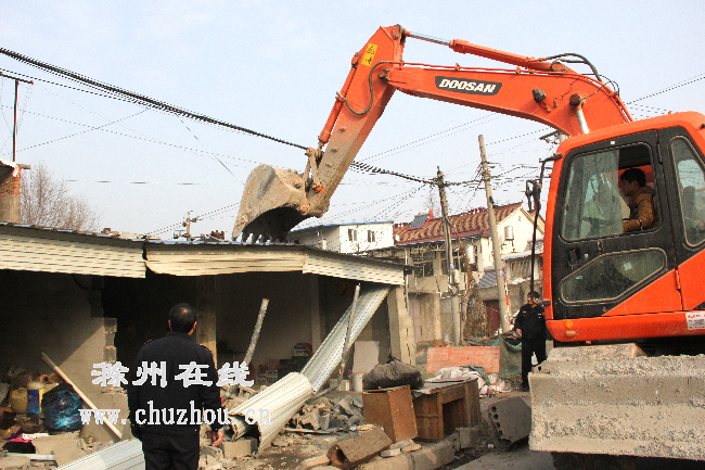 滁州在线-社会民生-琅琊城管抡出新年治违第一锤