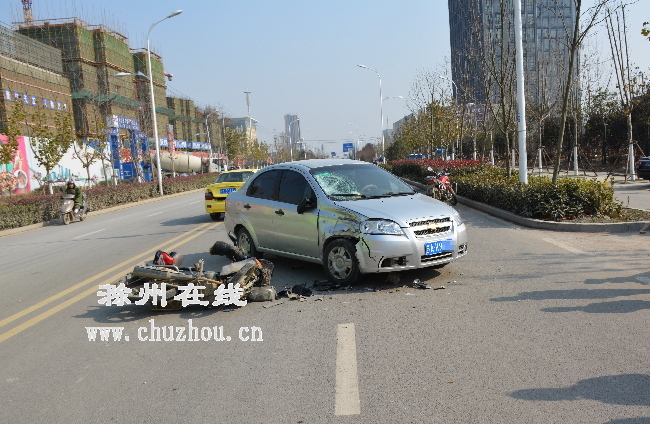 滁州在线-社会民生-轿车拐弯抄近道，撂倒摩托车