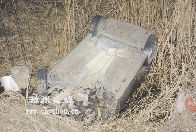 滁州在线-社会民生-轿车翻入池塘