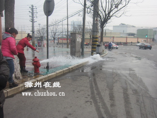 滁州在线-社会民生-滁城部分小区住户家水龙头流出“黑水”
