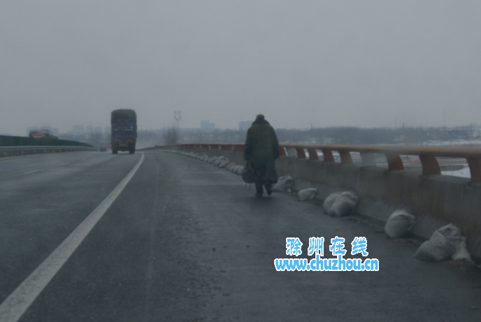 滁州在线-社会民生-冒雪回家